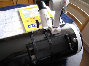 The Telrad loctes and screws quickly onto a base (available at different heights) fixed by cable ties alongside the finderscope. 