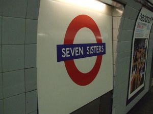 800px-Seven_Sisters_stn_Victoria_line_roundel